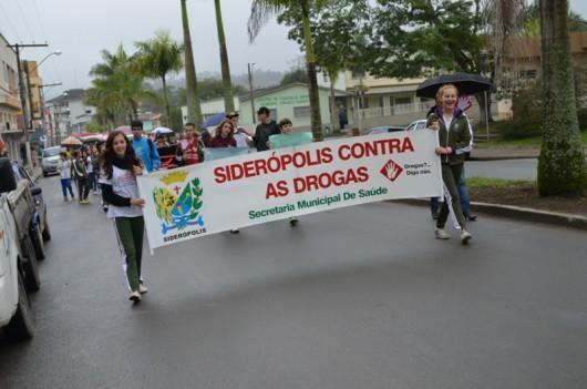 Passeata marca o Dia Internacional da Luta Contra o Uso e Tráfico de Drogas em Siderópolis