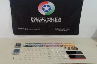 Pai e filho são presos pela PM por tráfico de drogas