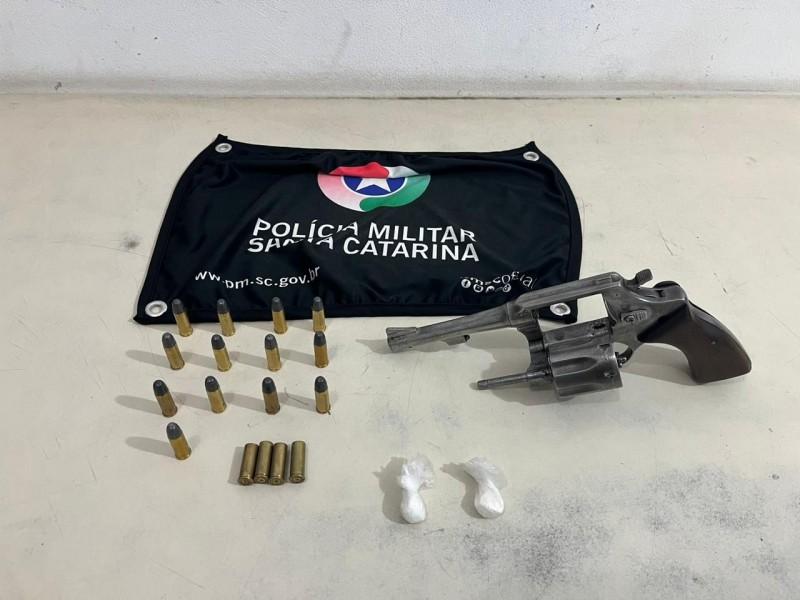 Após denúncia, PM apreende revólver e prende homem por posse irregular de arma