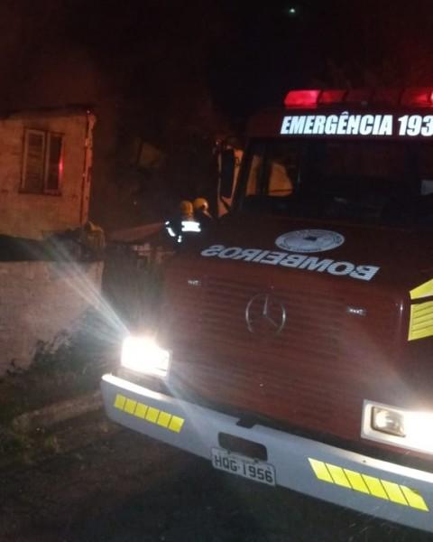 Residência é parcialmente destruída por incêndio em Morro da Fumaça 