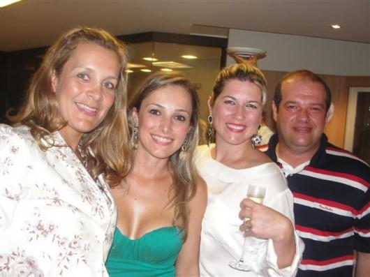 Luciano Menezes e esposa confraterniza jantar  com amigos em sua residência de verão