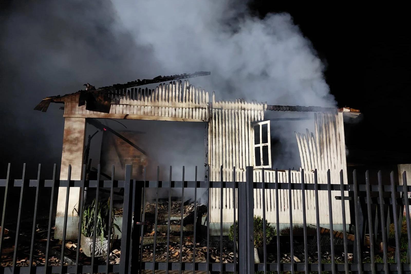 Residência de madeira é destruída por incêndio em Criciúma
