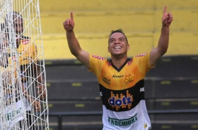 Lulinha celebra primeiro gol com a camisa tricolor