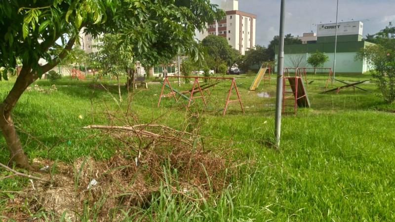 Mais uma praça sem manutenção. Desta vez o caso é no Pinheirinho