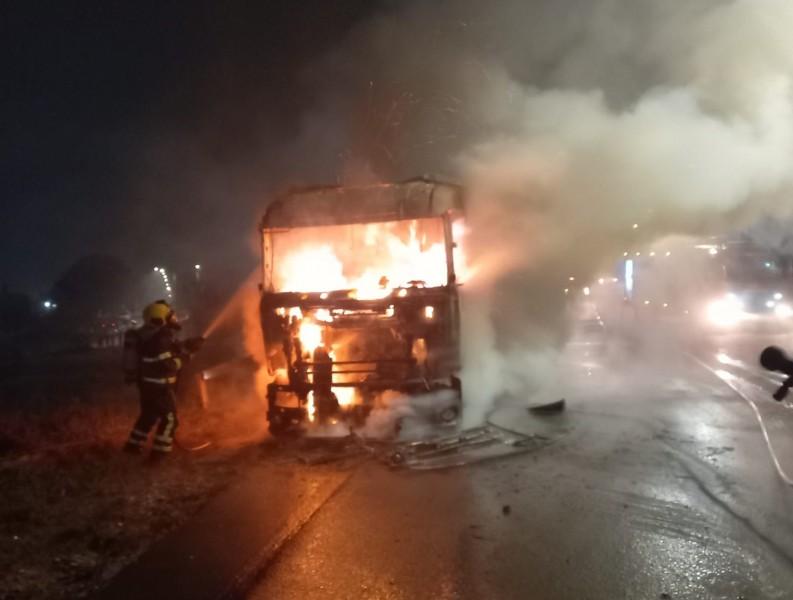 Caminhão transportando carvão pega fogo em Içara