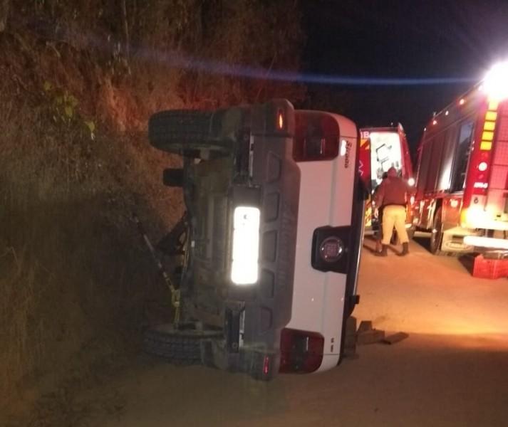 Motorista fica ferido após capotar veículo em Grão-Pará