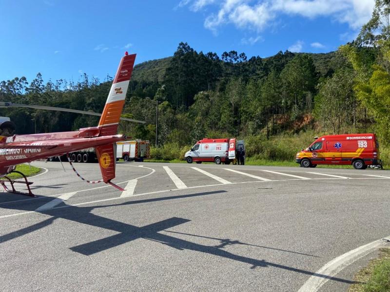 Bombeiros utilizam helicóptero para socorrer motociclista acidentado na BR-101