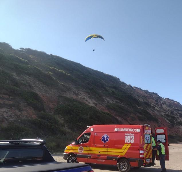 Duas pessoas são socorridas pelos bombeiros após queda de parapente em Imbituba