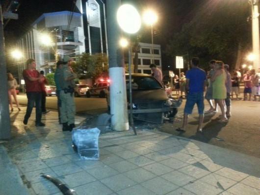 Motorista abandona veículo após colidir em poste no Centro de Criciúma