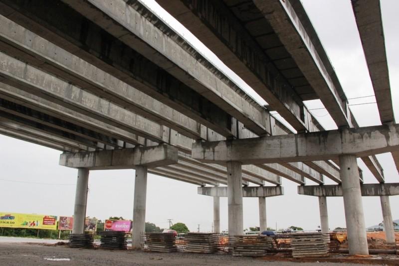 Viaduto de Laguna tem dois vãos de vigas instalados
