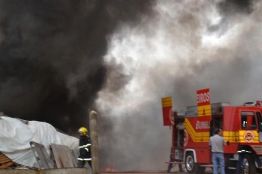 Incêndio queima resíduos de plástico em empresa no bairro Presidente Vargas