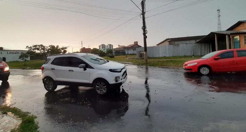 Colisão envolvendo dois carros e uma motocicleta é registrada em Passo de Torres