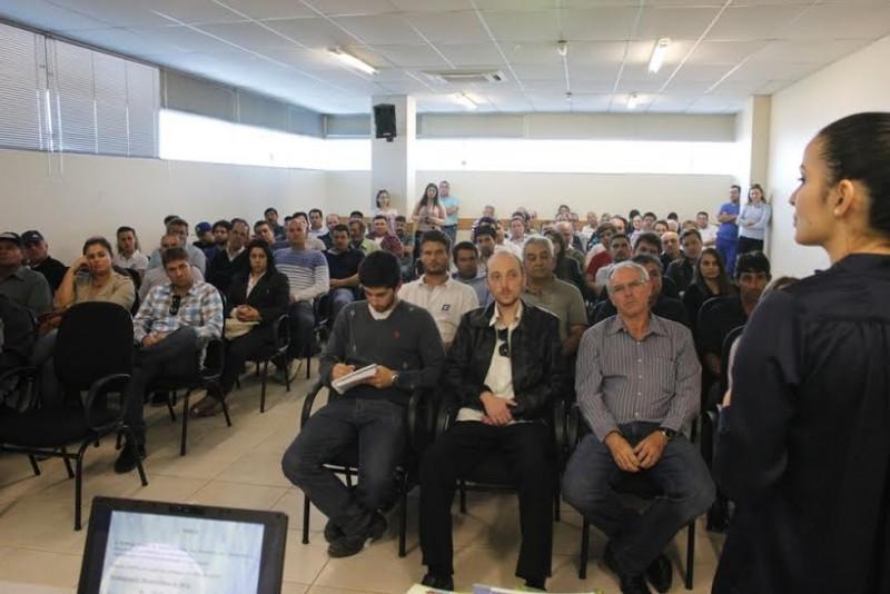 Profissionais da construção civil acompanham palestra sobre resíduos