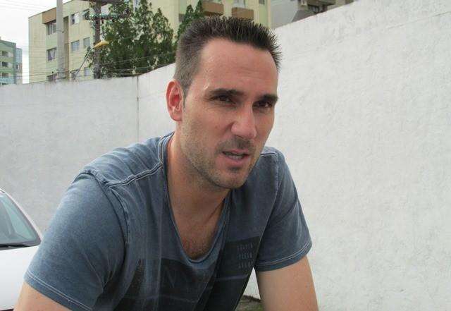 De férias, goleiro Roberto visita o Heriberto Hülse