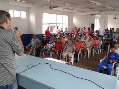Ex-trabalhadores da Criciúma Construções se reúnem em  assembleia