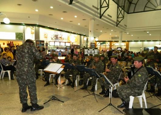 Banda Marcial do 28º GAC faz apresentação no Criciúma Shopping