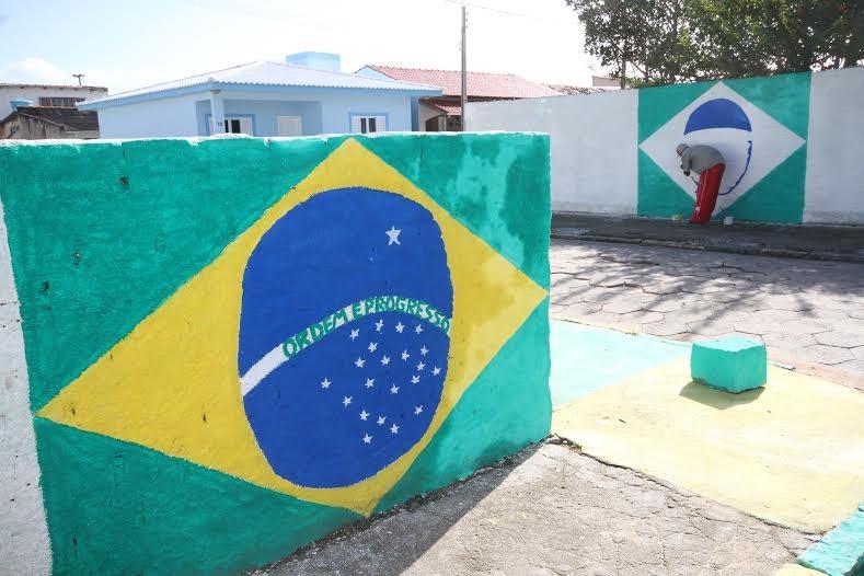 Verde e amarelo colorem ruas de Laguna
