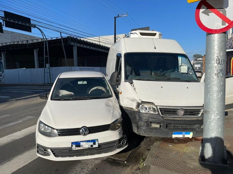 Colisão entre carro e van é registrada na rua Araranguá, em Criciúma