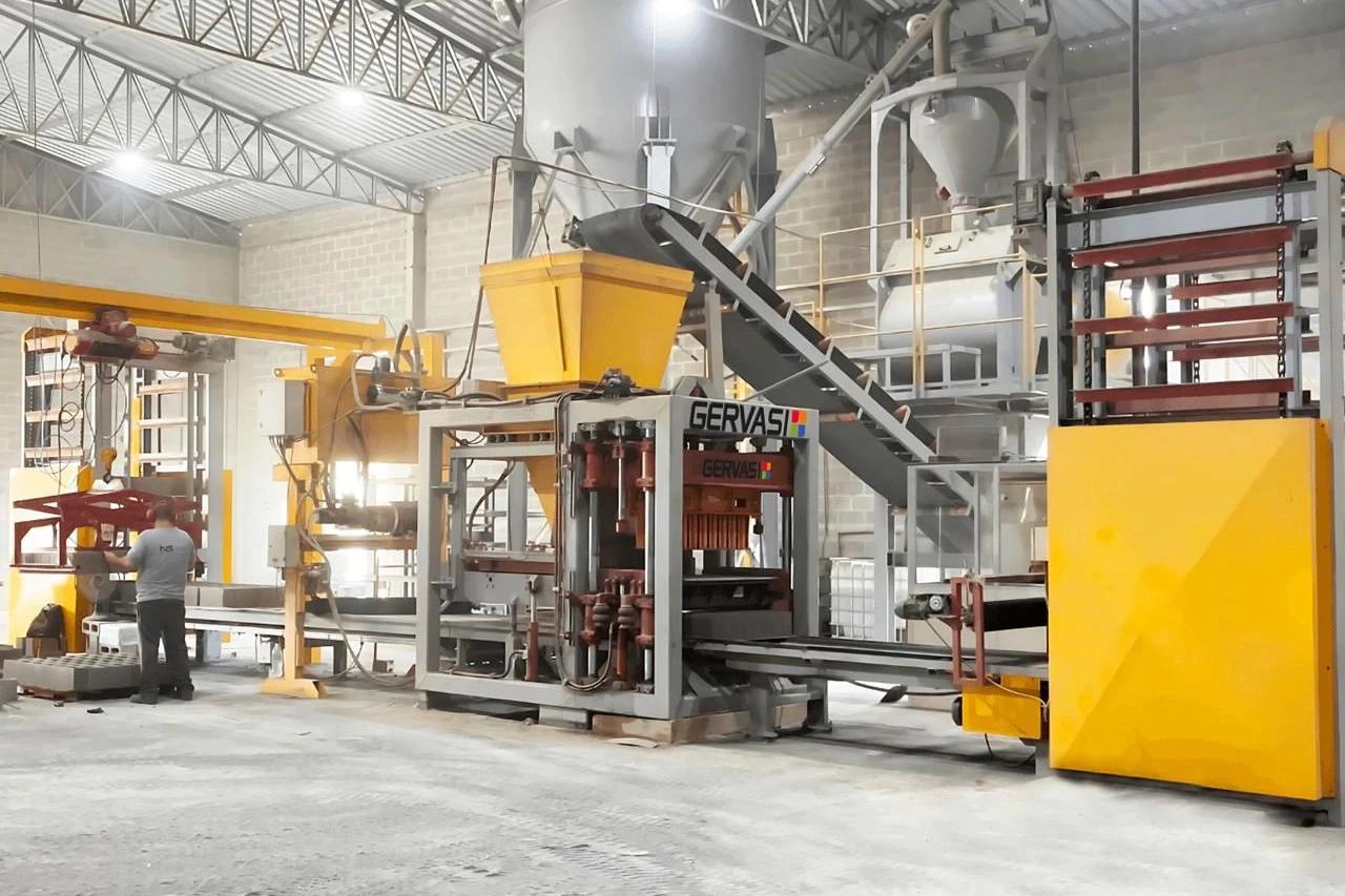 Fabricante de máquinas de blocos e automação industrial expõe na CasaPronta e busca profissionais
