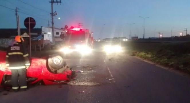 Capotamento deixa motorista ferido na BR-101