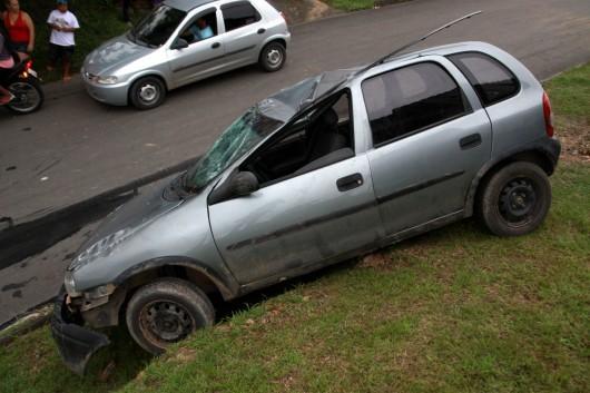 Bêbados capotam e abandonam carro