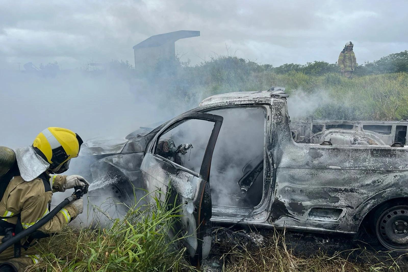Laguna: caminhonete é destruída por incêndio no Farol de Santa Marta