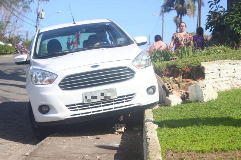 Motorista bate carro contra muro no bairro Brasília