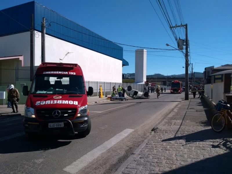 Colisão seguida de capotamento é registrada em Tubarão 