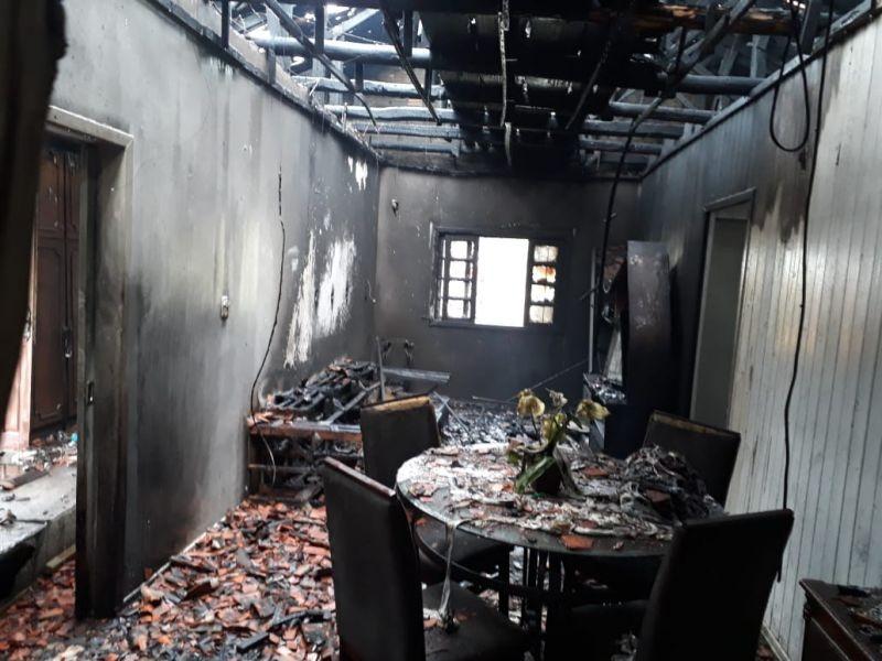 Em Araranguá, residência é parcialmente destruída pelo fogo 