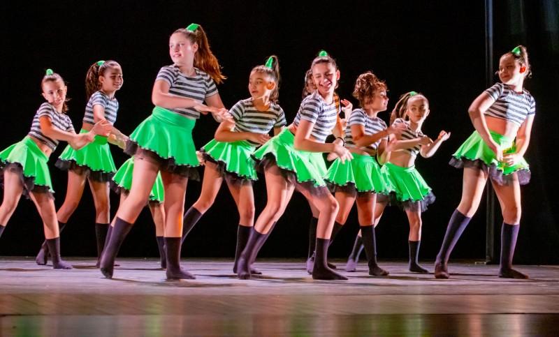 Mostra de Dança Infantil A Noite É uma Criança encanta público presente no Teatro Elias Angeloni