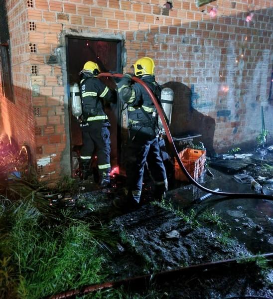 Araranguá: bombeiros combatem incêndio em imóvel e impedem fogo de atingir casa vizinha