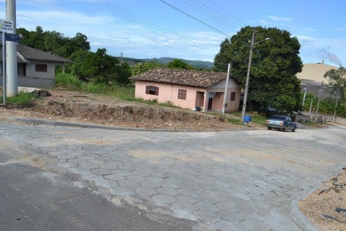 Cinco ruas pavimentadas em Cocal do Sul