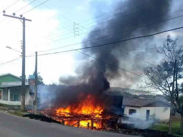 Casa é destruída pelo fogo