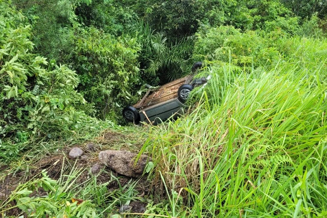 Condutor perde controle do veículo, sai da pista e capota