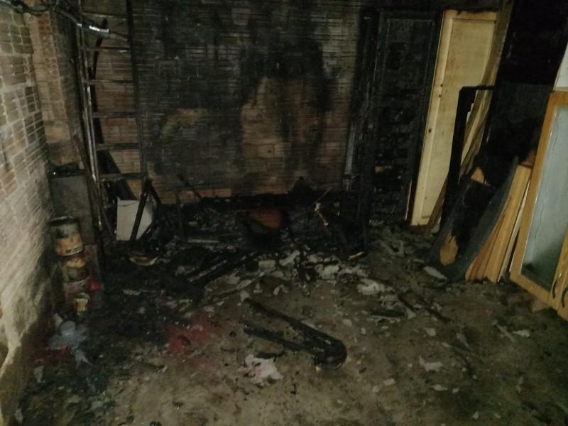 Garagem utilizada como marcenaria pega fogo em Içara