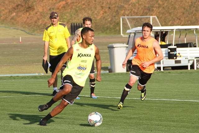 Debaixo de muito sol, Criciúma faz treino tático