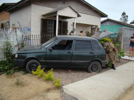 Adolescente colide carro em muro e foge do local