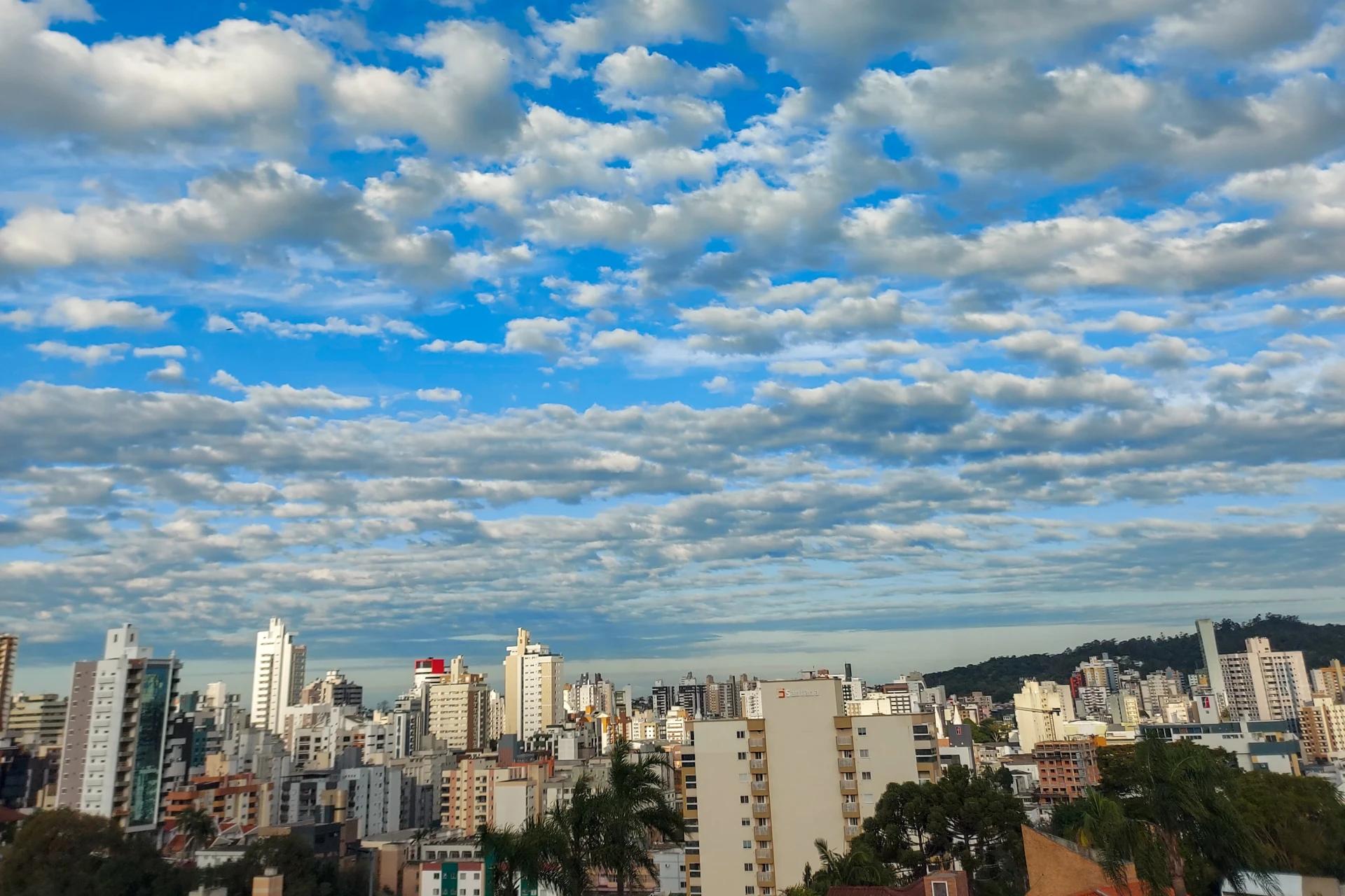 Terça-feira terá sol entre nuvens e tempo firme na região carbonífera