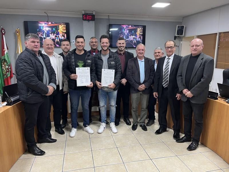 Câmara de Urussanga entrega Moção de Aplauso à dupla Vitor e Chico