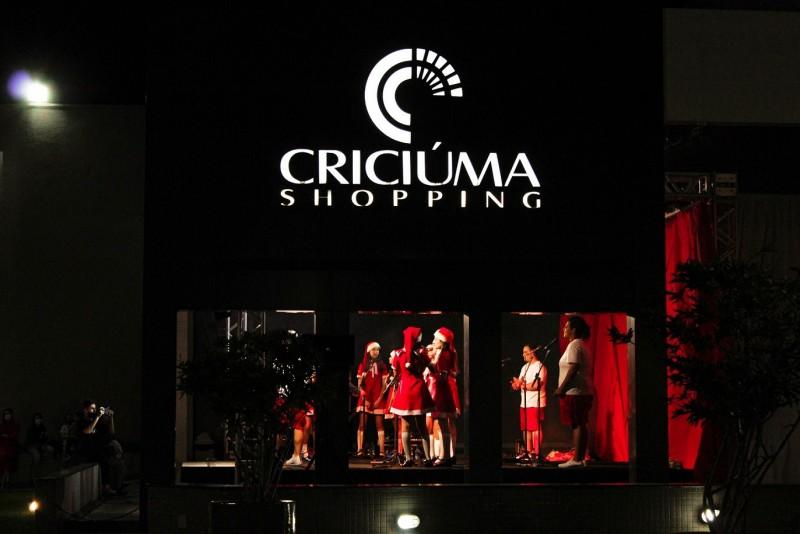 Noite mágica: espetáculo de Natal traz muita música para o Criciúma Shopping