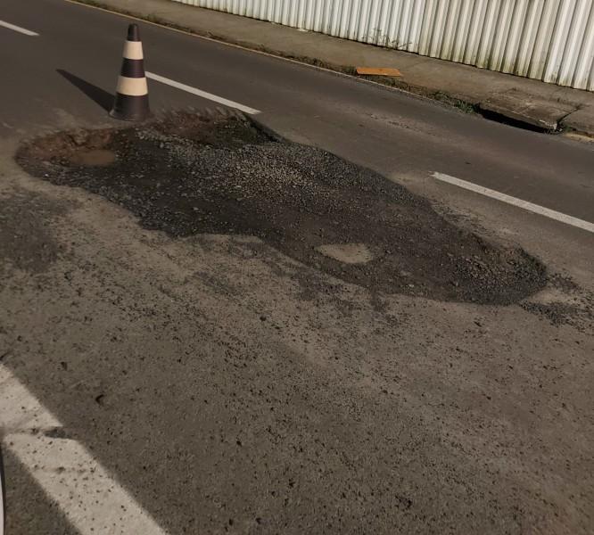 Buraco aumenta e causa transtornos para motoristas em Criciúma
