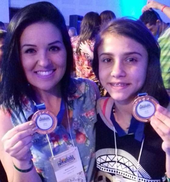 Aluna e professora receberam medalha na 5ª Olimpíada de Língua Portuguesa  