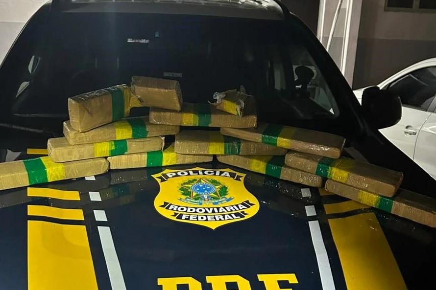 Vídeo: homem é preso com 11 quilos de maconha após fuga na BR-101