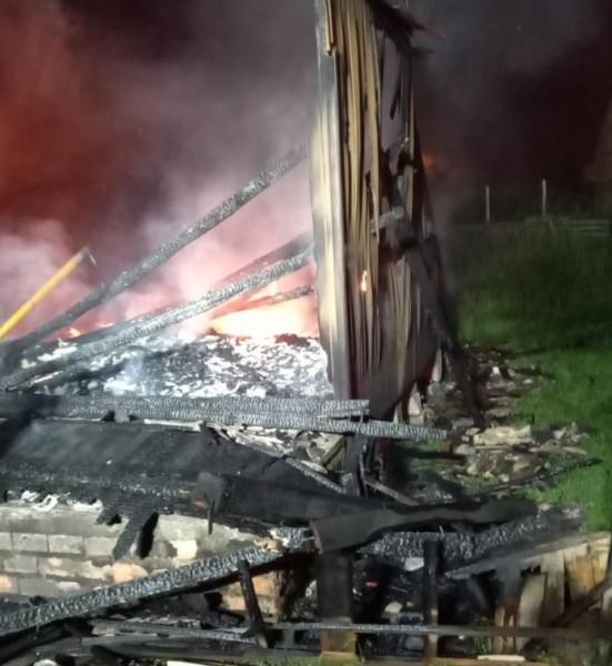Casa é destruída por incêndio na Mina do Mato em Criciúma