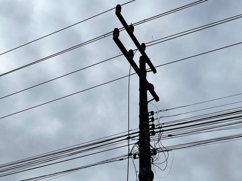 Criciúma: equipes da Celesc restabelecem fornecimento de energia após escada cair sobre fios