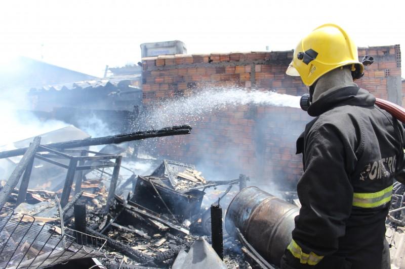 VÍDEO: Família perde tudo após incêndio em residência