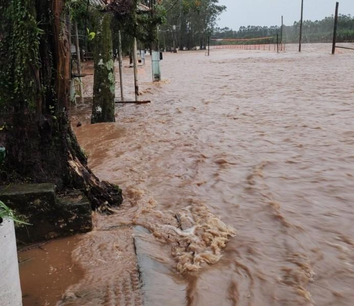 Praia Grande tem abrigo provisório preparado; há vias interditadas na cidade 