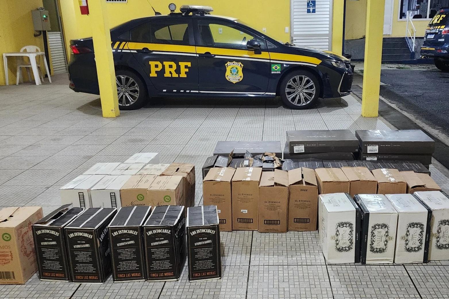 Vinhos argentinos importados ilegalmente são apreendidos na BR-101