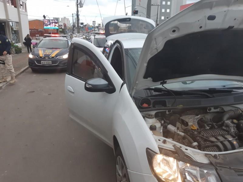 PRF apreende carro clonado e porções de cocaína em Lages 