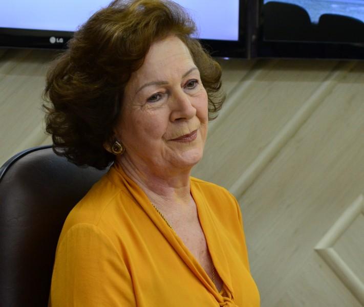 Maria Dal Farra Naspolini recebe moção de aplauso na Câmara de Vereadores 